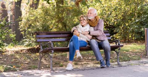 Portret van een ouder echtpaar in het openbare park